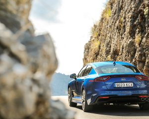 Kia Stinger blue dynamic  (1)